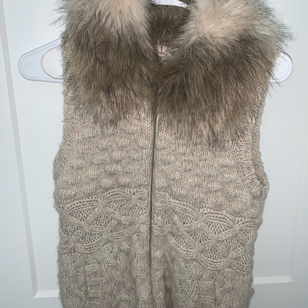 Loft knit vest with fur collar
